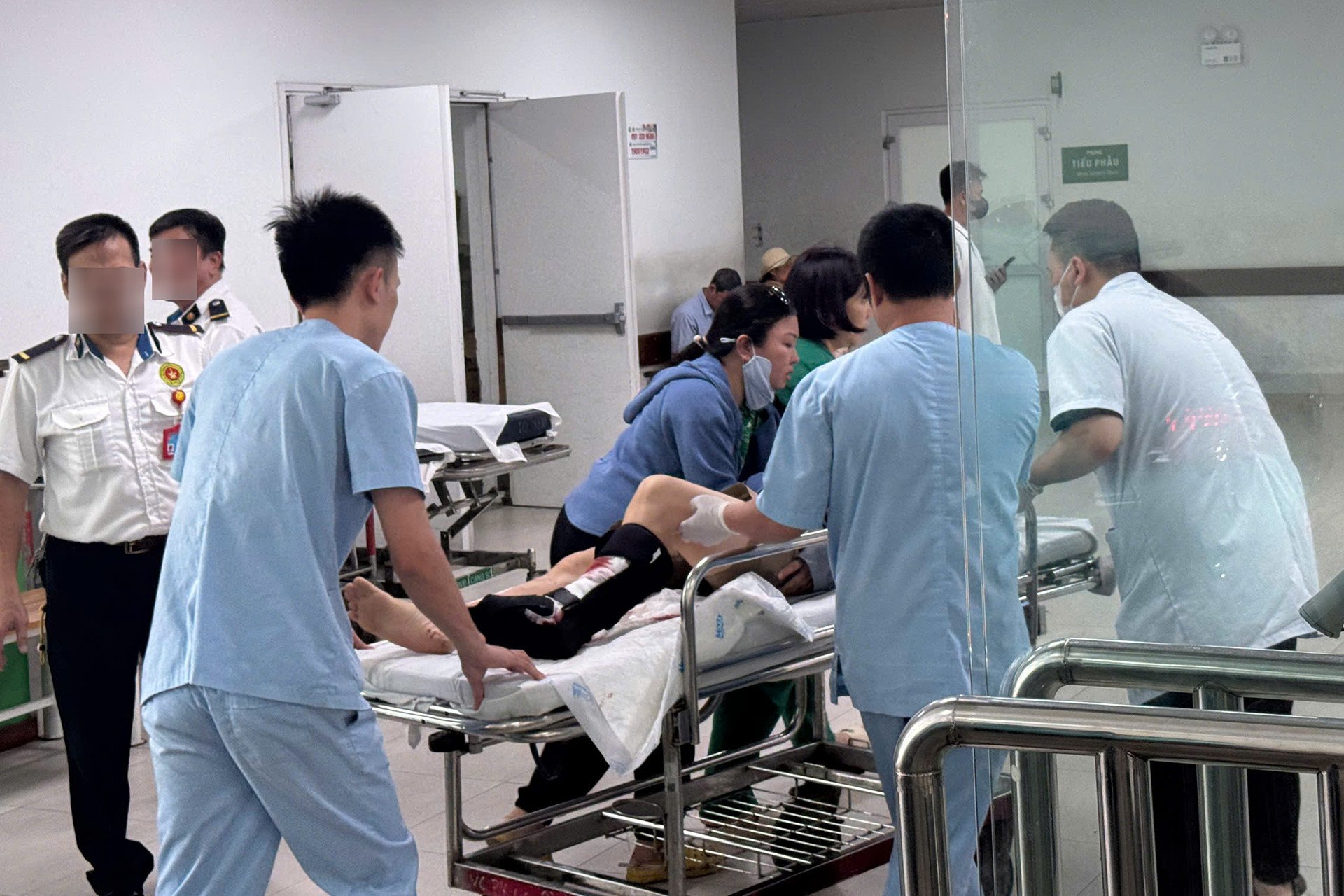 Nạn nhân được đưa đến bệnh viện cấp cứu kịp thời. Ảnh: CACC