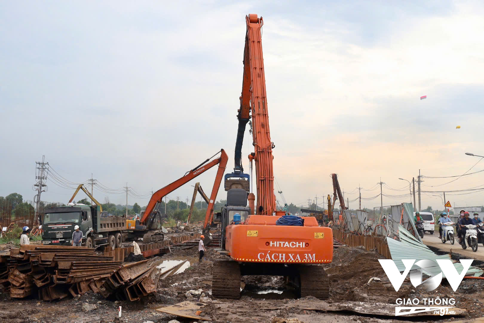 Hiện nhà thầu đang bằng nỗ lực tài chính, huy động các nguồn lực để phục vụ thi công