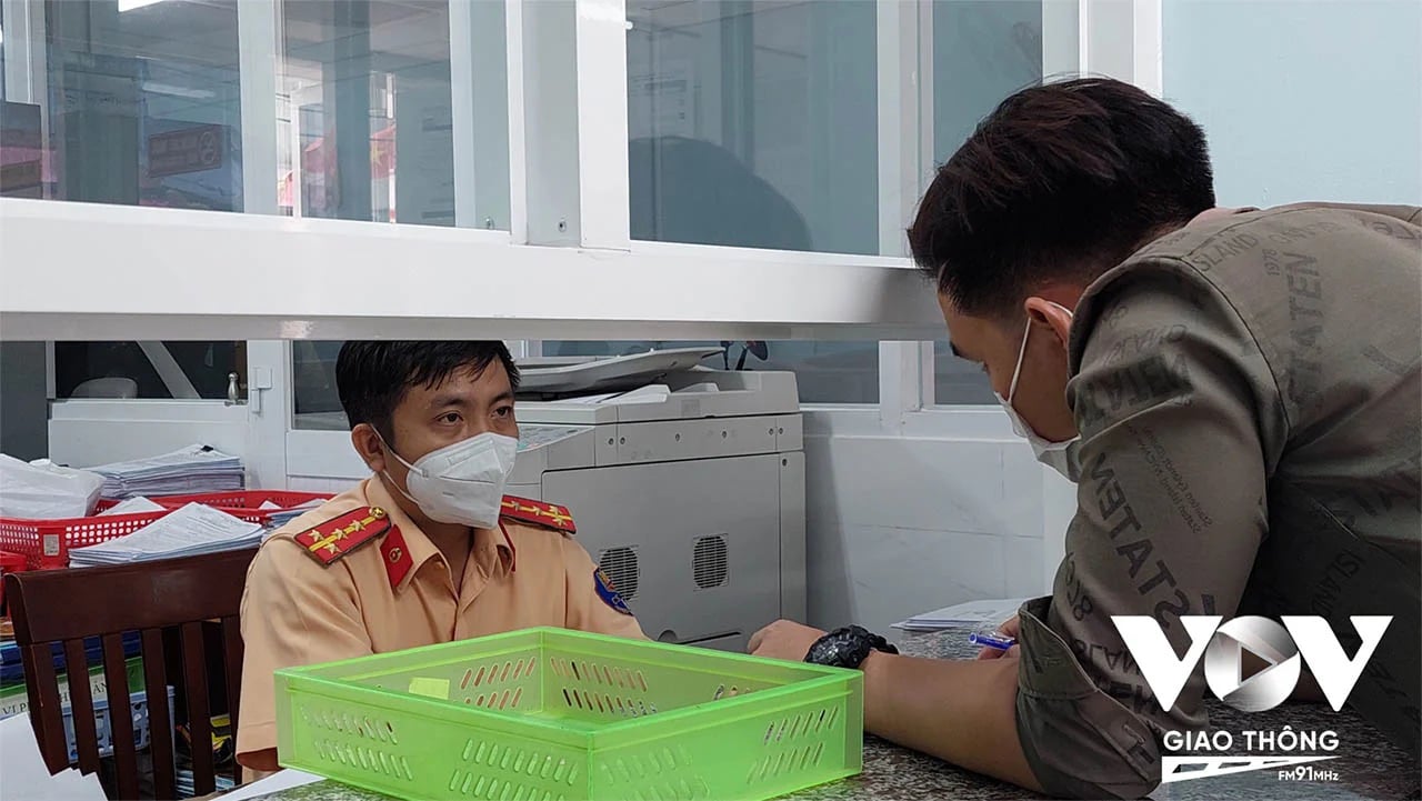 Để tránh những 'quả đắng' phạt nguội bất ngờ, các chủ xe, cần thường xuyên kiểm tra thông tin trên hệ thống dữ liệu của đăng kiểm, của CSGT để kịp thời phát hiện các lỗi vi phạm (nếu có) - Ảnh minh họa