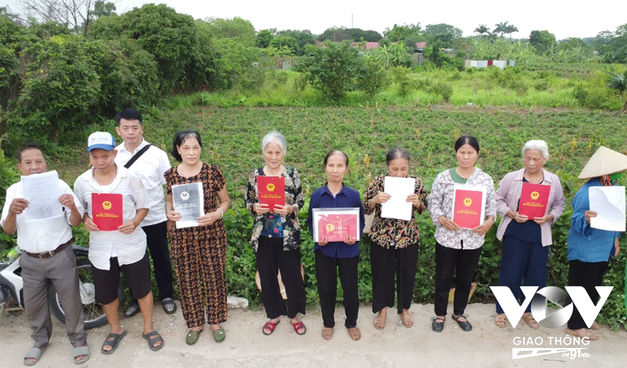 Bà con nông dân thôn 2,3 xã Vạn Phúc trưng sổ đỏ vẫn còn diện tích đất ở bãi Tân Bồi 3, cùng với văn bản cho thuê còn dấu đỏ với công ty TNHH xây dựng công trình Hoàng Hà.