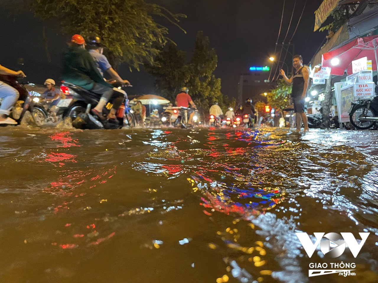 Ngoài trời mưa thì triều cường dâng cao cũng làm nhiều tuyến phố ngập sâu.