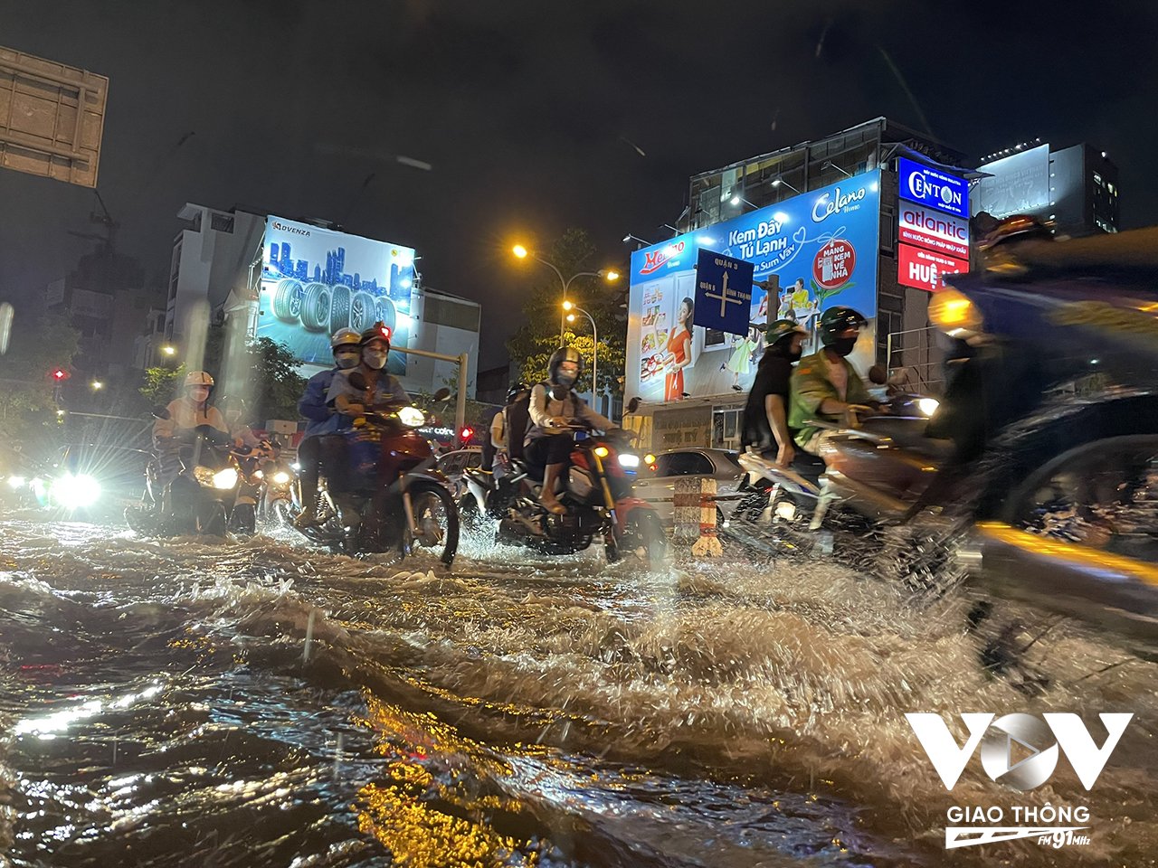 Tình trạng ngập úng ảnh hưởng nghiêm trọng đến việc đi lại sinh hoạt của người dân