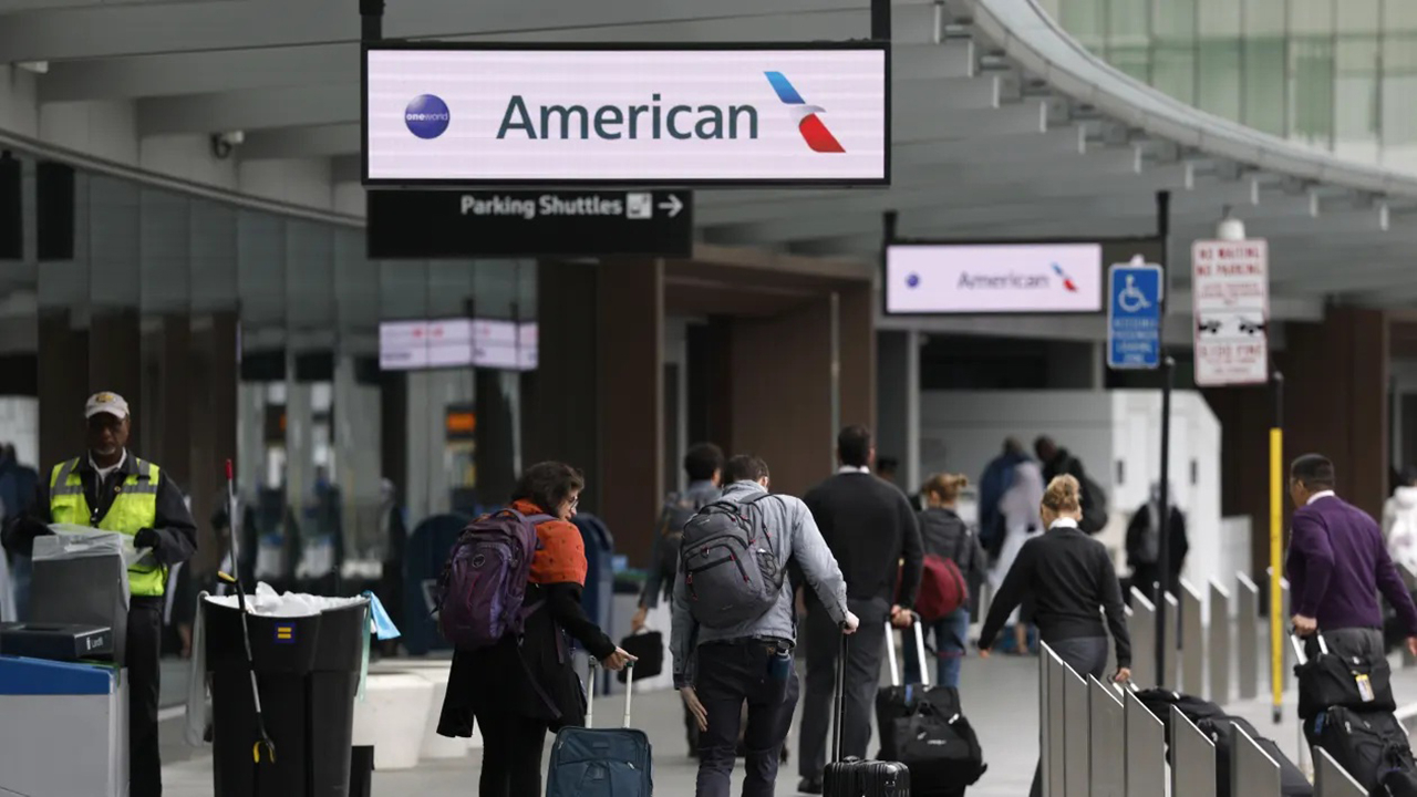 Hành khách tại nhà ga American Airlines, Sân bay quốc tế San Francisco, ngày 24/4/2025. (Ảnh: Getty Images)
