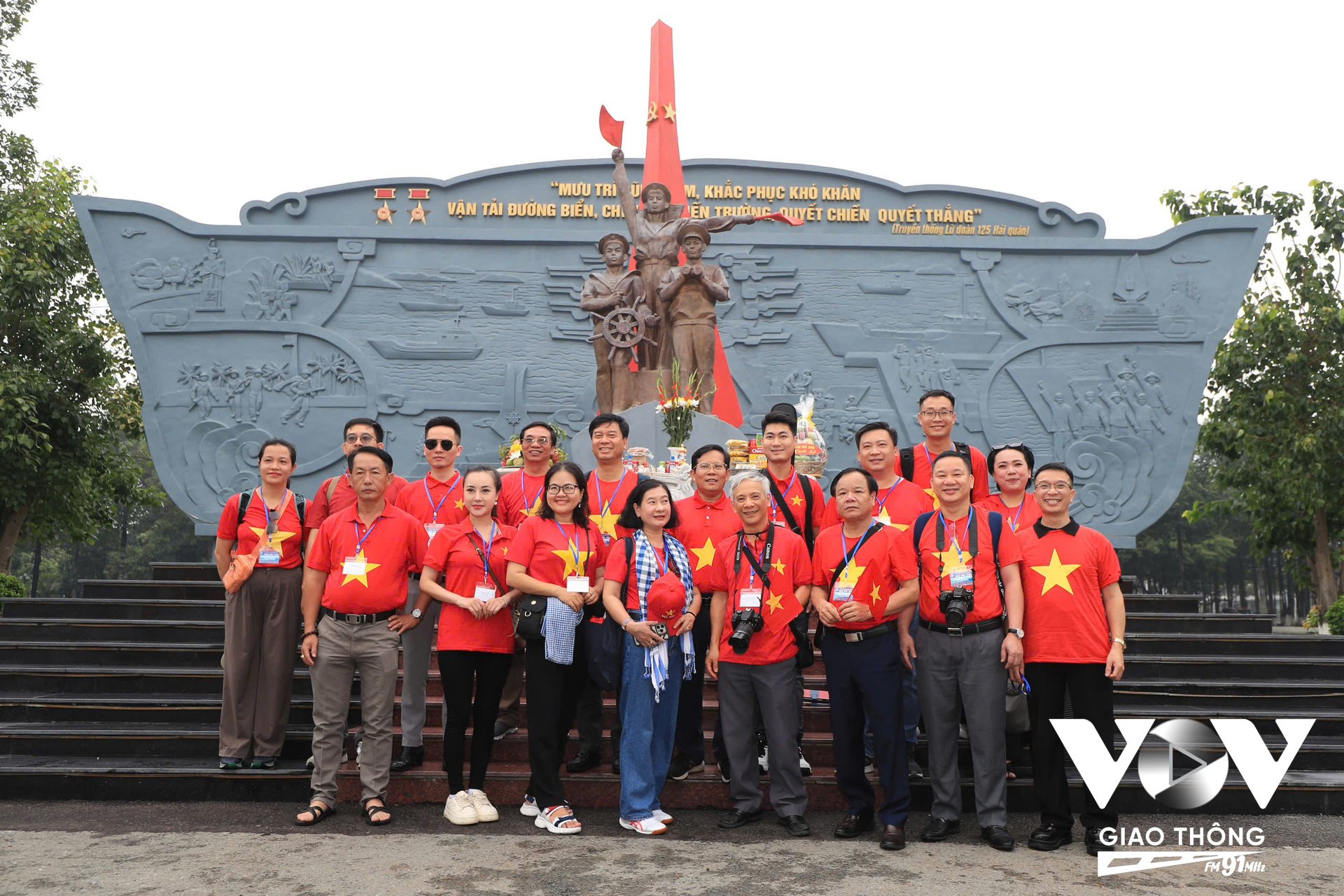 Đoàn công tác số 25 với Tượng đài Anh hùng liệt sỹ Đoàn tàu không số, Lữ đoàn 125, vùng 2 hải quân