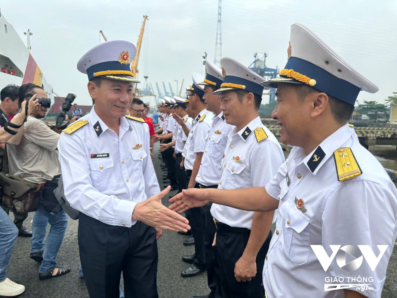 Đại tá Đỗ Hồng Duyên, Phó chính ủy vùng 2, quân chủng hải quân, trưởng đoàn công tác số 25 khích lệ tinh thần các thành viên đoàn công tác