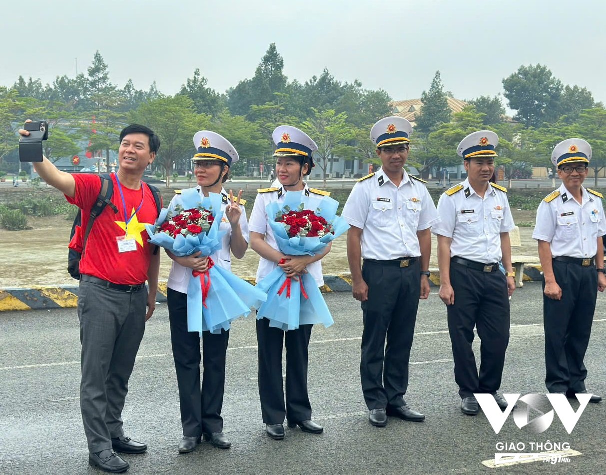 Nhà báo Ngô Minh Hiển, Phó Tổng giám đốc Đài Tiếng nói Việt Nam dẫn đầu đoàn VOV tham dự đoàn công tác số 25.