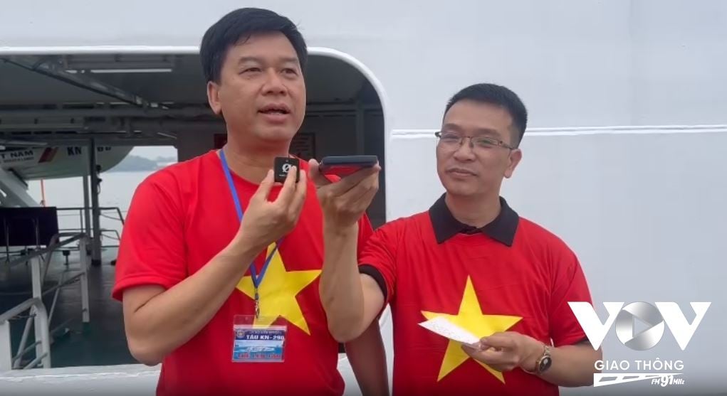 Một cuộc phỏng vấn kết nối về làn sóng của VOV thực hiện trên tàu DK-290 giữa nhà báo Văn Hải (VOV1) và nhà báo Ngô Minh Hiển - Phó Tổng Giám đốc Đài Tiếng nói Việt Nam