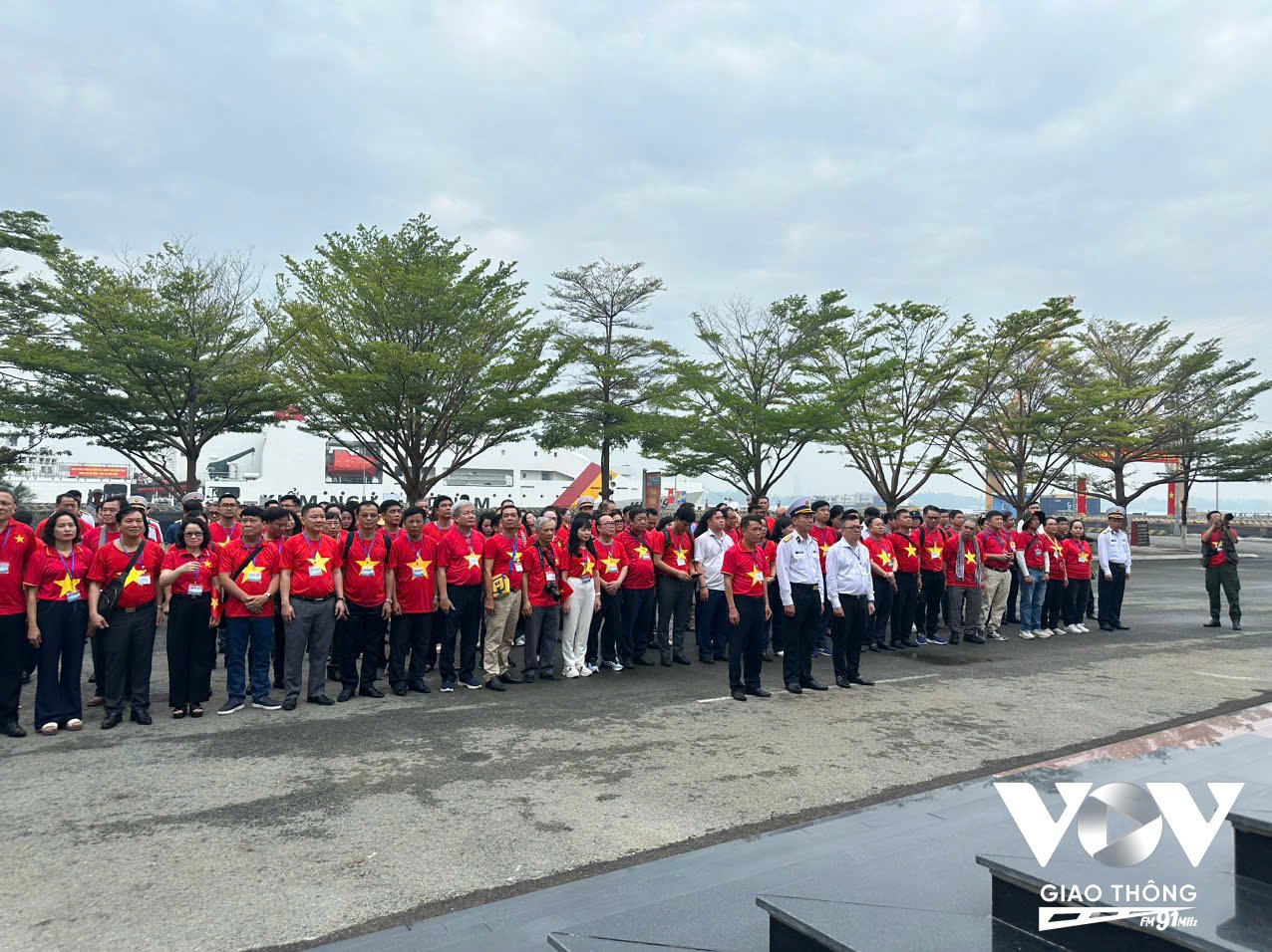 Trước khi xuất phát, đoàn công tác số 25 thăm và dâng hương trước Tượng đài Anh hùng liệt sỹ Đoàn tàu không số, Lữ đoàn 125, vùng 2 hải quân