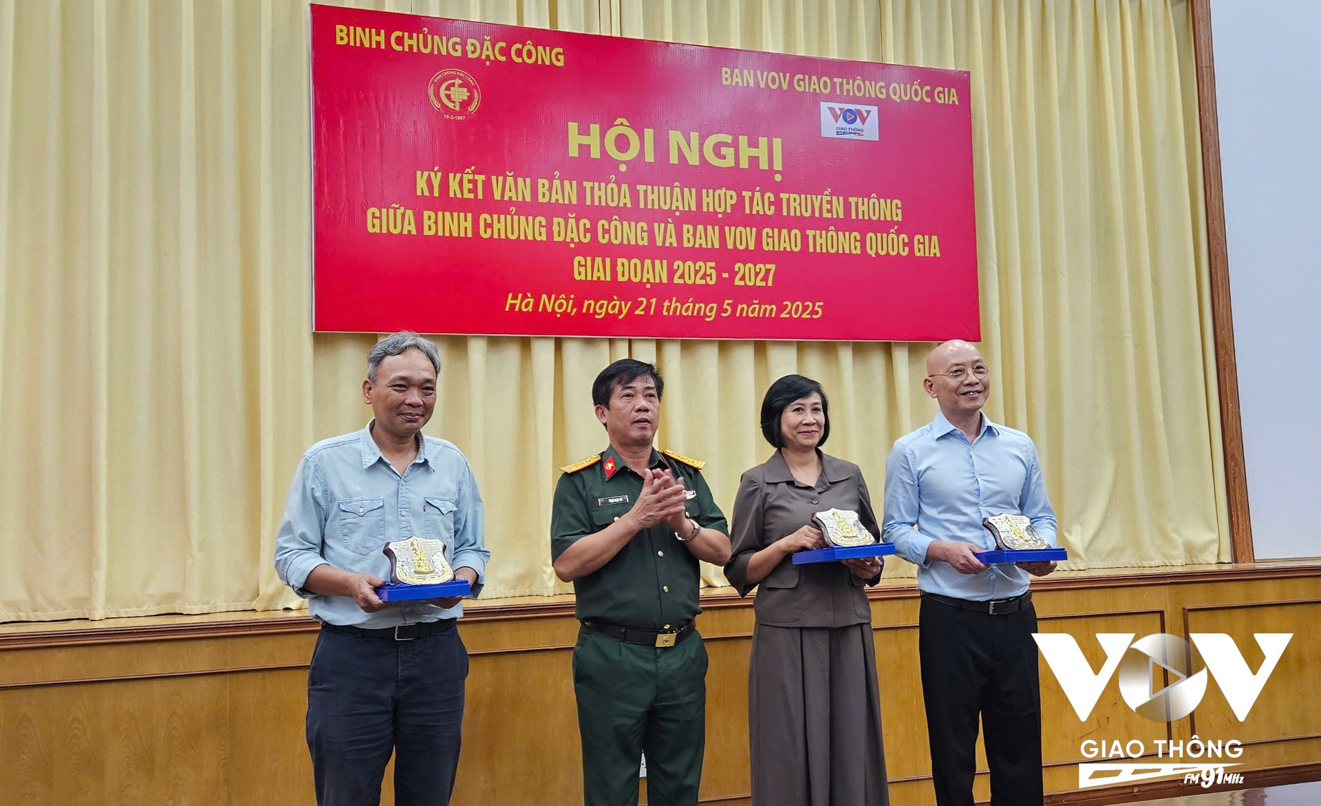 Binh chủng Đặc công tặng quà lưu niệm cho Ban VOV Giao thông Quốc gia