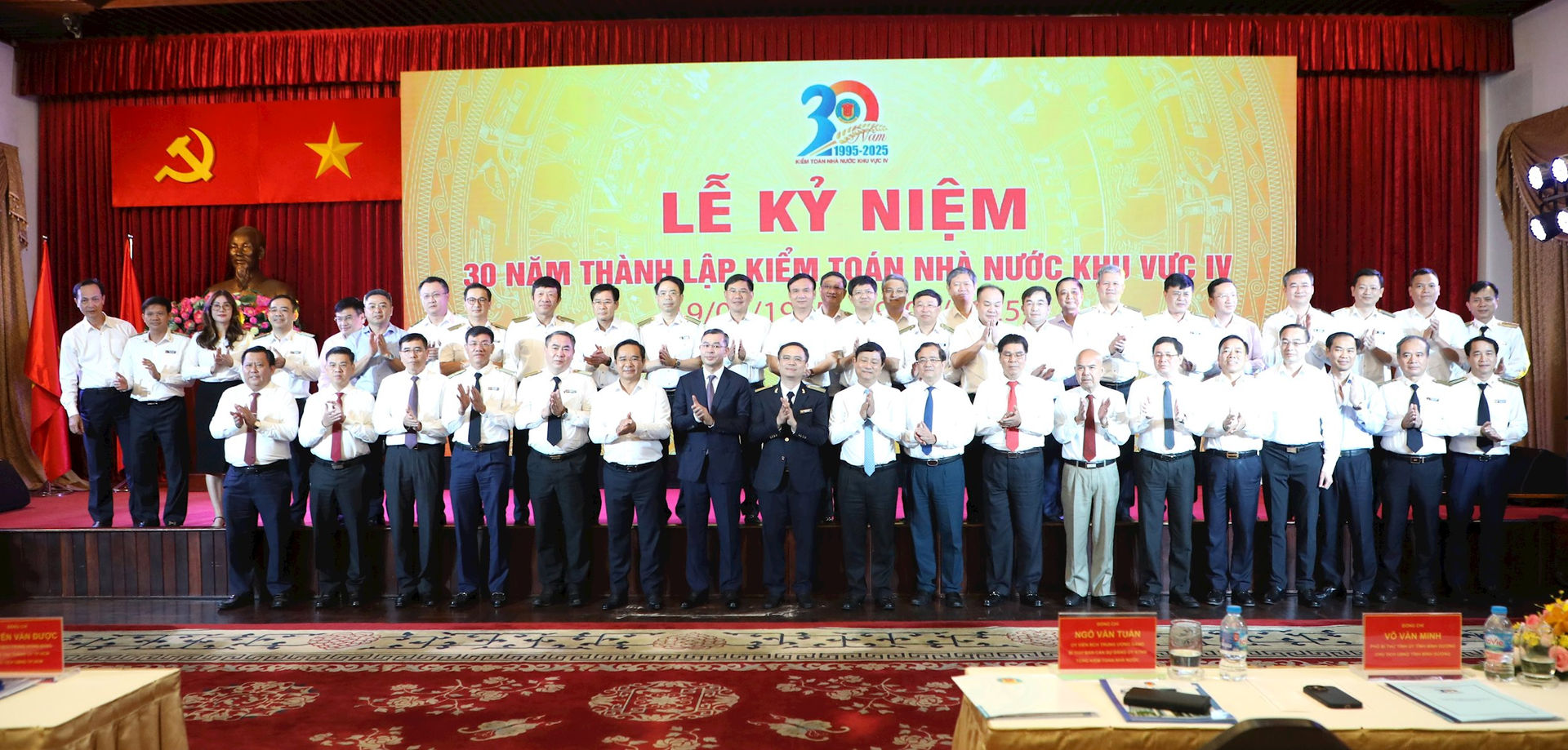 Các đại biểu chụp ảnh lưu niệm tại Lễ kỷ niệm. (Ảnh - Báo Kiểm toán)