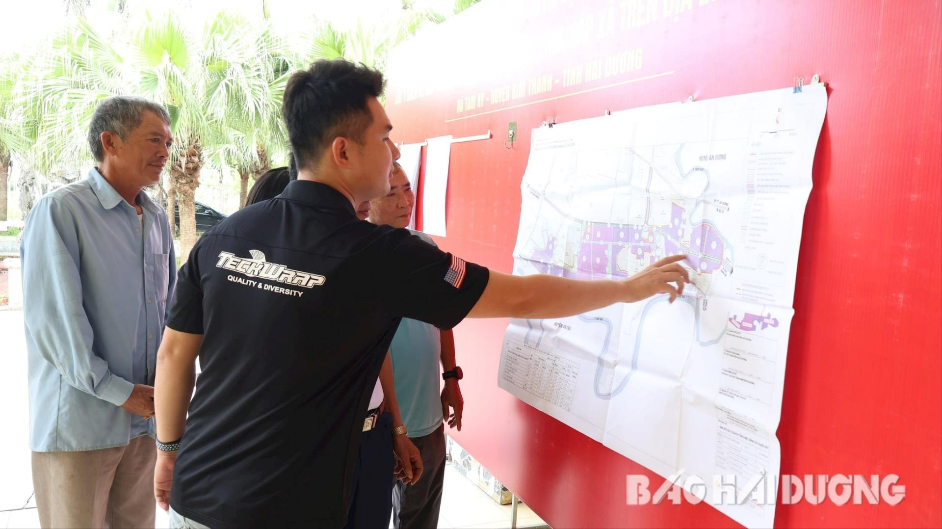 Thông tin dự án khu công nghiệp Kim Thành 2, chính sách hỗ trợ bồi thường giải phóng mặt bằng được huyện Kim Thành niêm yết công khai tại nhà văn hóa thôn, UBND xã để người dân tiện theo dõi, tìm hiểu (Ảnh: Báo Hải Dương)