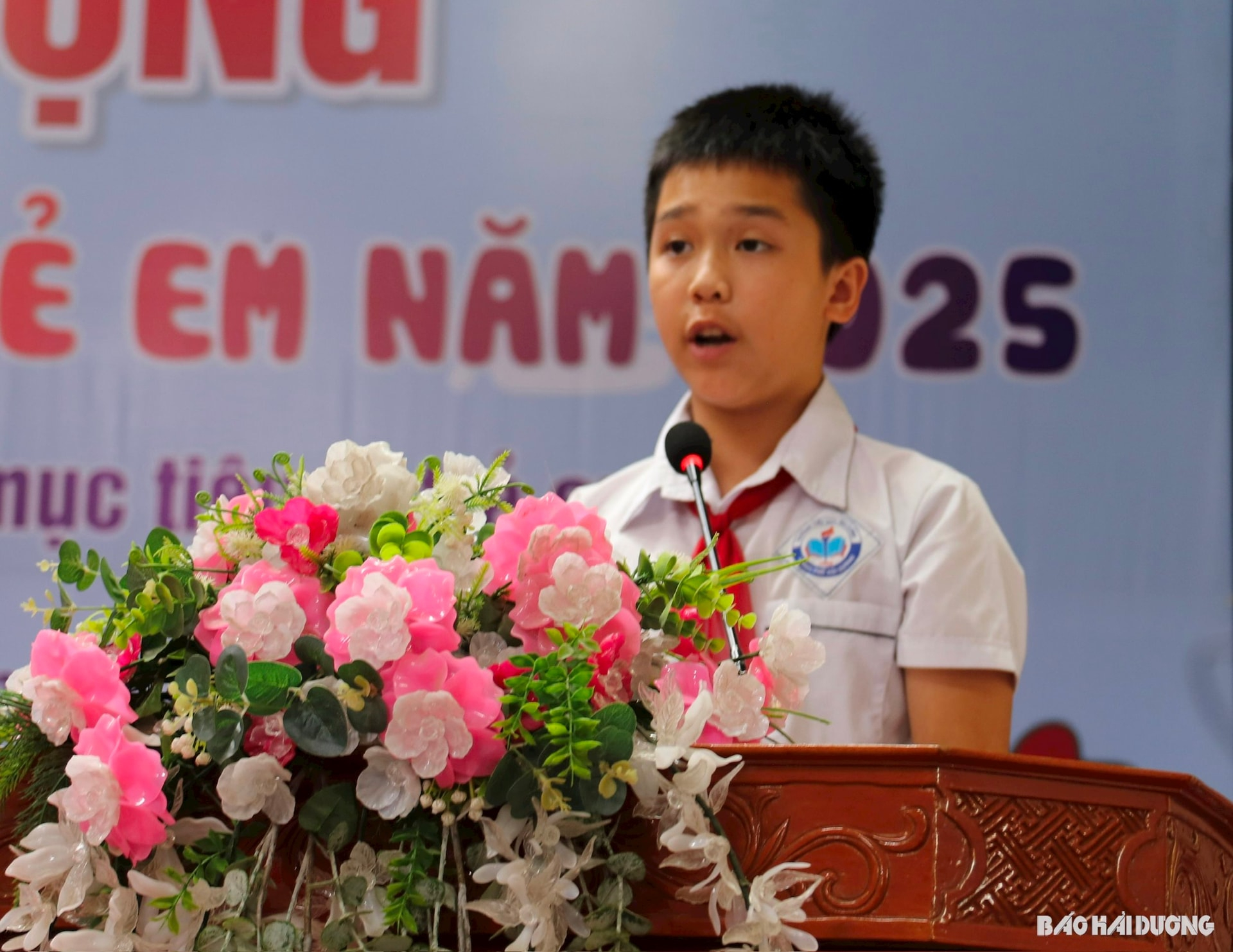Em Nguyễn Thanh Tùng, học sinh lớp 5B, Trường Tiểu học Tân Hưng (TP Hải Dương) phát biểu hưởng ứng Tháng hành động vì trẻ em năm 2025 (Ảnh: Báo Hải Dương)