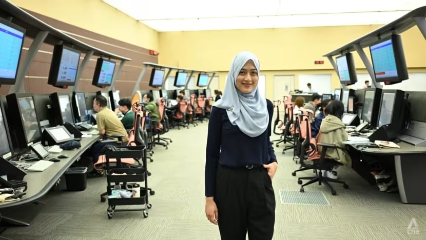 Kiểm soát viên không lưu Ilyana Nabilah tại nơi làm việc của cô ở Trung tâm kiểm soát không lưu Singapore. (Ảnh: CNA/Raydza Rahman)