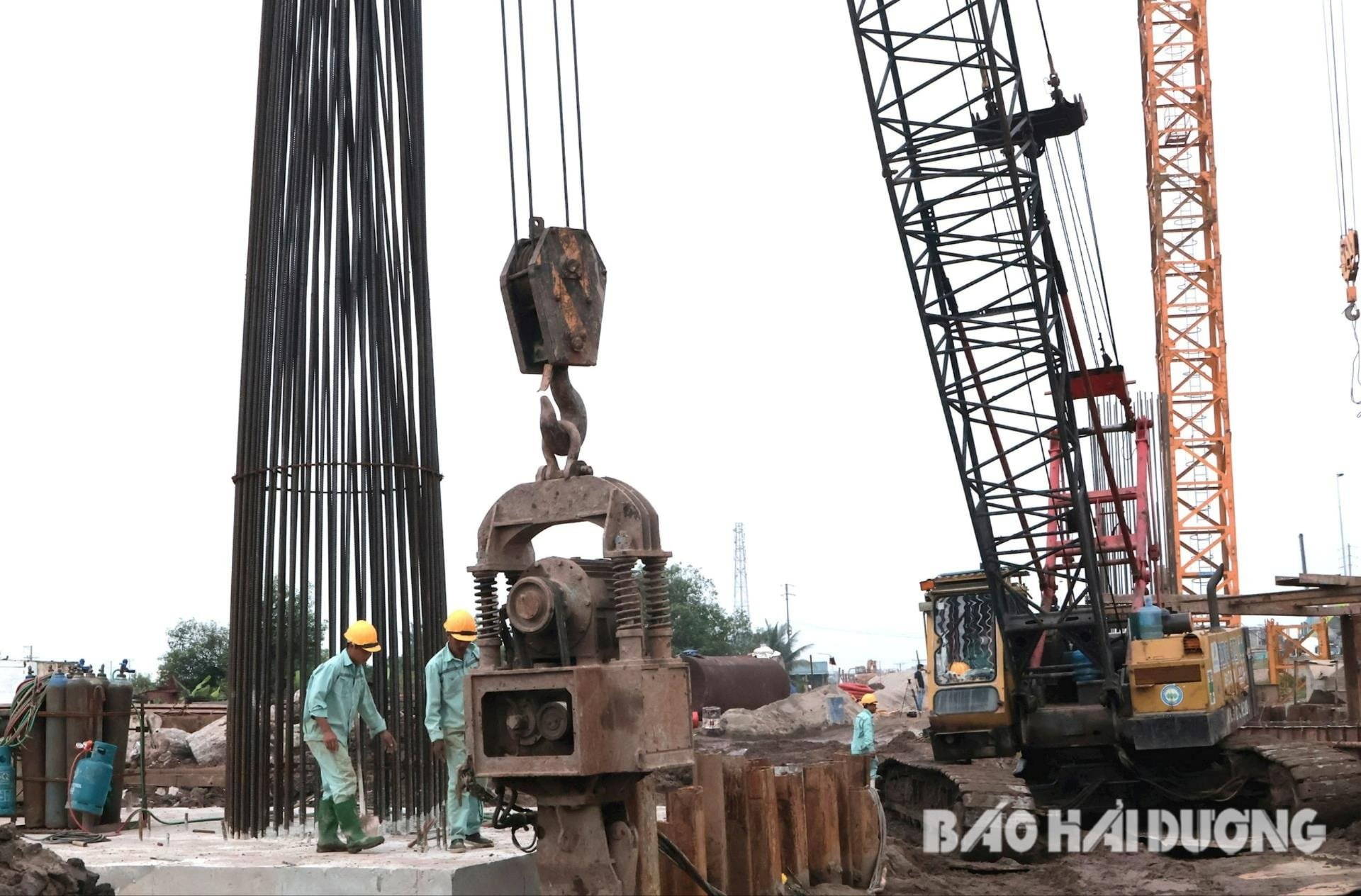 Các nhà thầu đang đẩy nhanh tiến độ thi công dự án nút giao liên thông quốc lộ 5 (Ảnh: Báo Hải Dương)