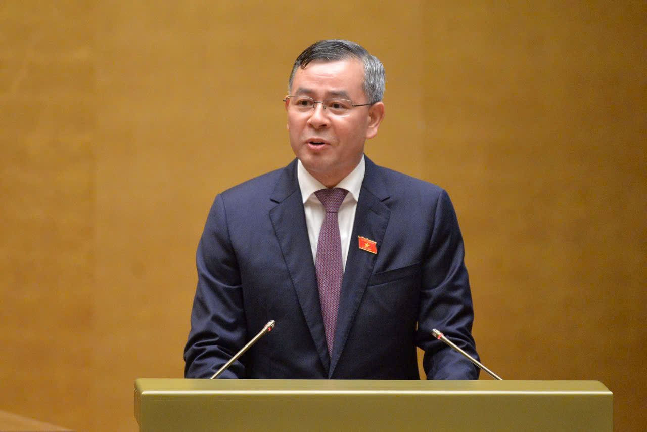 Tổng KTNN Ngô Văn Tuấn trình bày Báo cáo kiểm toán quyết toán NSNN năm 2023 trước QH (Ảnh - Báo Kiểm toán).