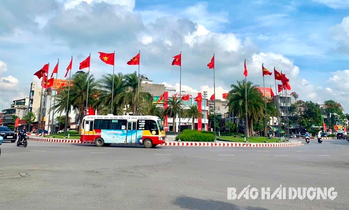 TP Hải Dương tổ chức treo cờ Đảng, cờ Tổ quốc tại các đảo giao thông và vận động người dân treo cờ trước cửa mỗi gia đình (Ảnh: Báo Hải Dương)