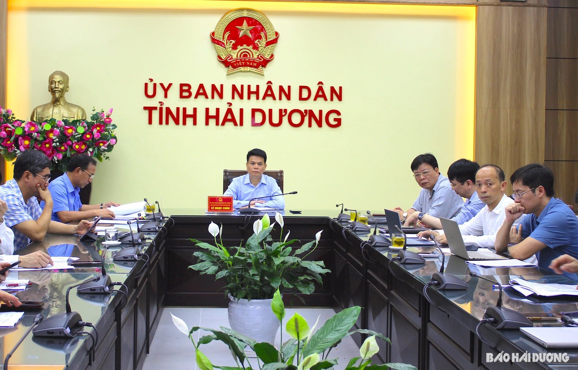 Đồng chí Chủ tịch UBND tỉnh Hải Dương Lê Ngọc Châu cùng các đại biểu dự hội nghị tại điểm cầu UBND tỉnh (Ảnh: Báo Hải Dương)