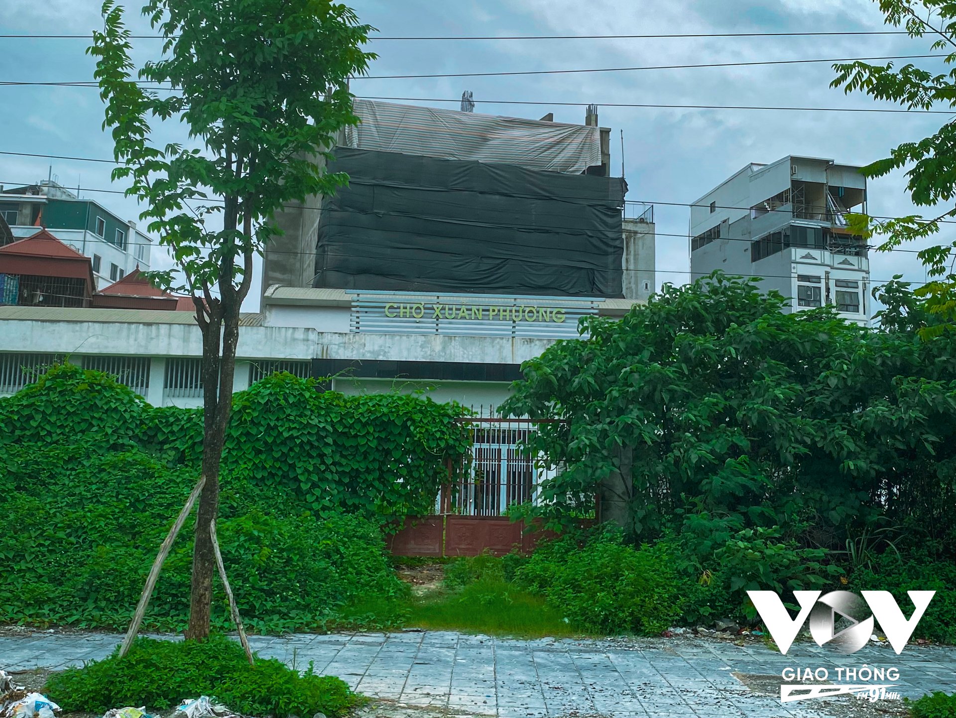 Được xây dựng từ năm 2016 với số vốn đầu tư gần 18 tỷ đồng, thế nhưng đến nay, sau gần 10 năm, chợ Xuân Phương (quận Nam Từ Liêm) vẫn chỉ là khu nhà hoang vắng, xung quanh cỏ mọc um tùm.