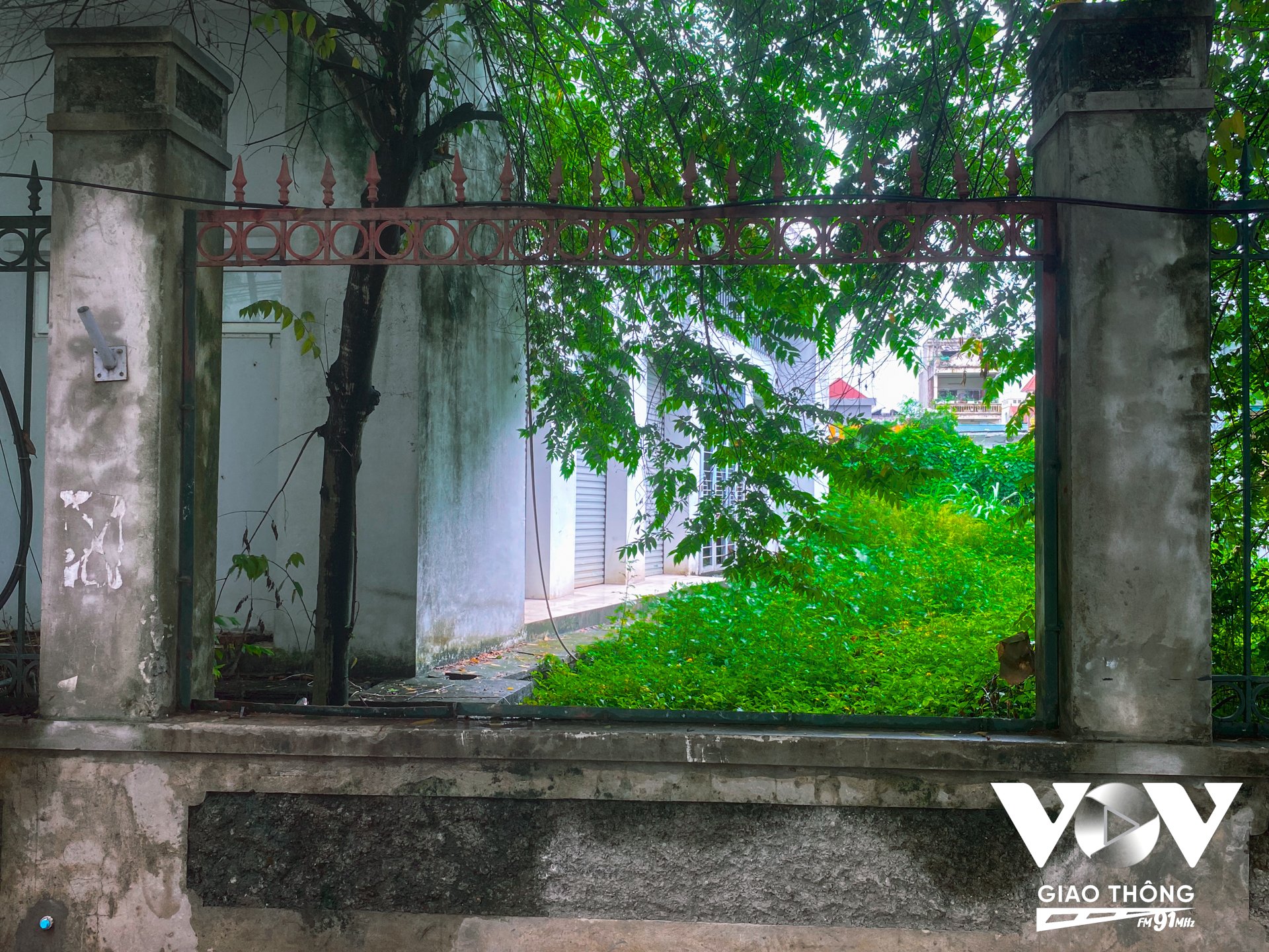 Rào chắn phía sau thậm chí còn bị một số đối tượng cưa đi mất để làm lối vào chợ.
