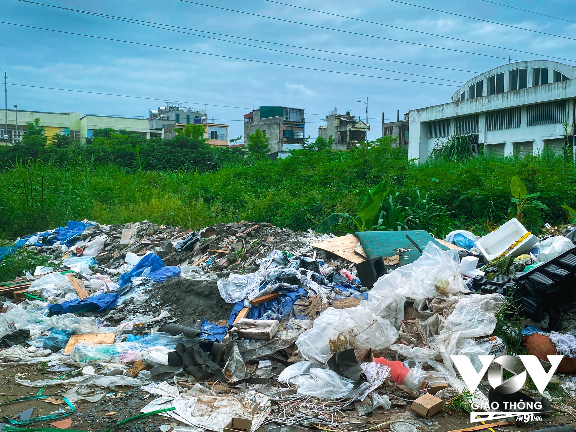 Do bỏ hoang lâu ngày, khu vực cổng sau của chợ Xuân Phương bị biến thành điểm tập kết rác thải.