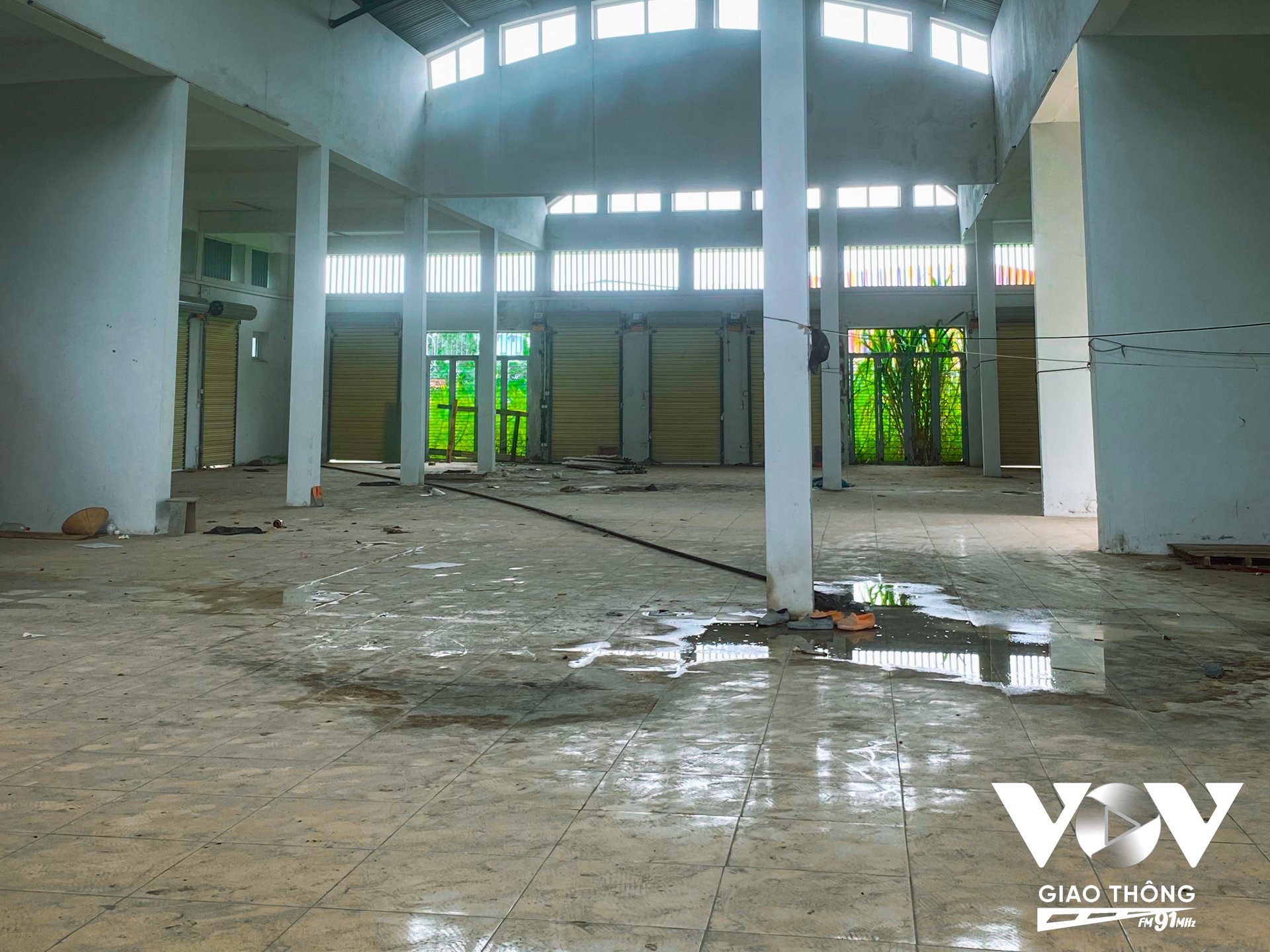 Tòa nhà chính của chợ đã được đóng kín tuy nhiên vẫn còn sót lại số ít vật dụng của những người công nhân từng tận dụng nơi đây làm chỗ ăn ở, sinh hoạt trong thời gian dài.