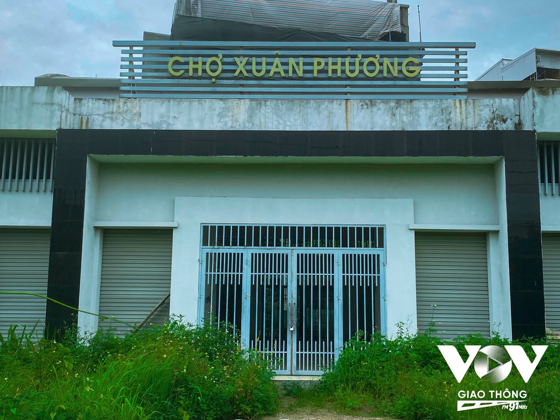 Đây là khu chợ có vị trí đắc địa khi được xây dựng gần trường học, sát tuyến đường đôi nối khu đô thị Xuân Phương với quốc lộ 32.