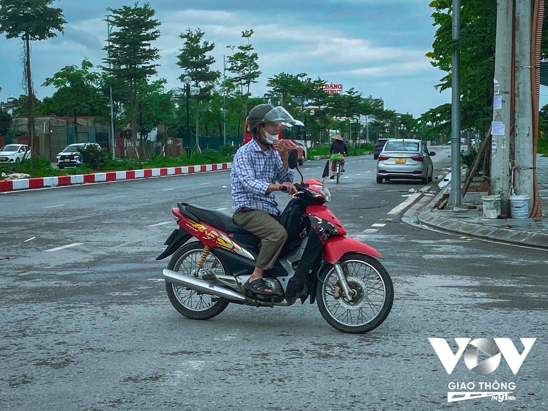 Ông N (phường Xuân Phương, Nam Từ Liêm) chia sẻ: “Khu chợ này bỏ hoang cũng lâu lắm rồi, tôi nhớ không nhầm thì cũng phải 7-8 năm nay. Người dân chúng tôi đi chợ thì đi chủ yếu ở mấy chợ cóc quanh đây, còn không thì phải đi 1-2km xuống tận chợ Vân Canh”