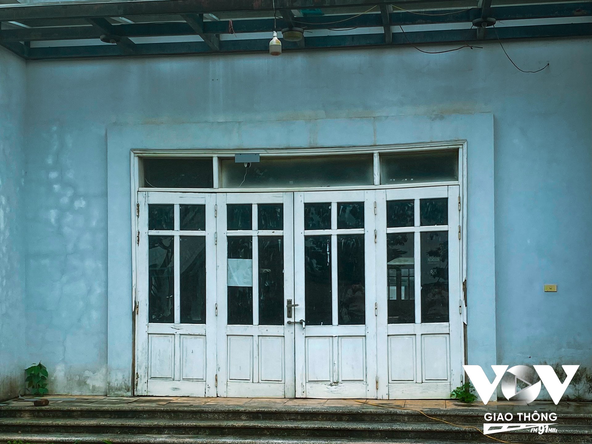 Khu chợ vẫn luôn trong tình trạng “cửa đóng then cài”, chưa thu hút được tiểu thương và người dân đến họp chợ.