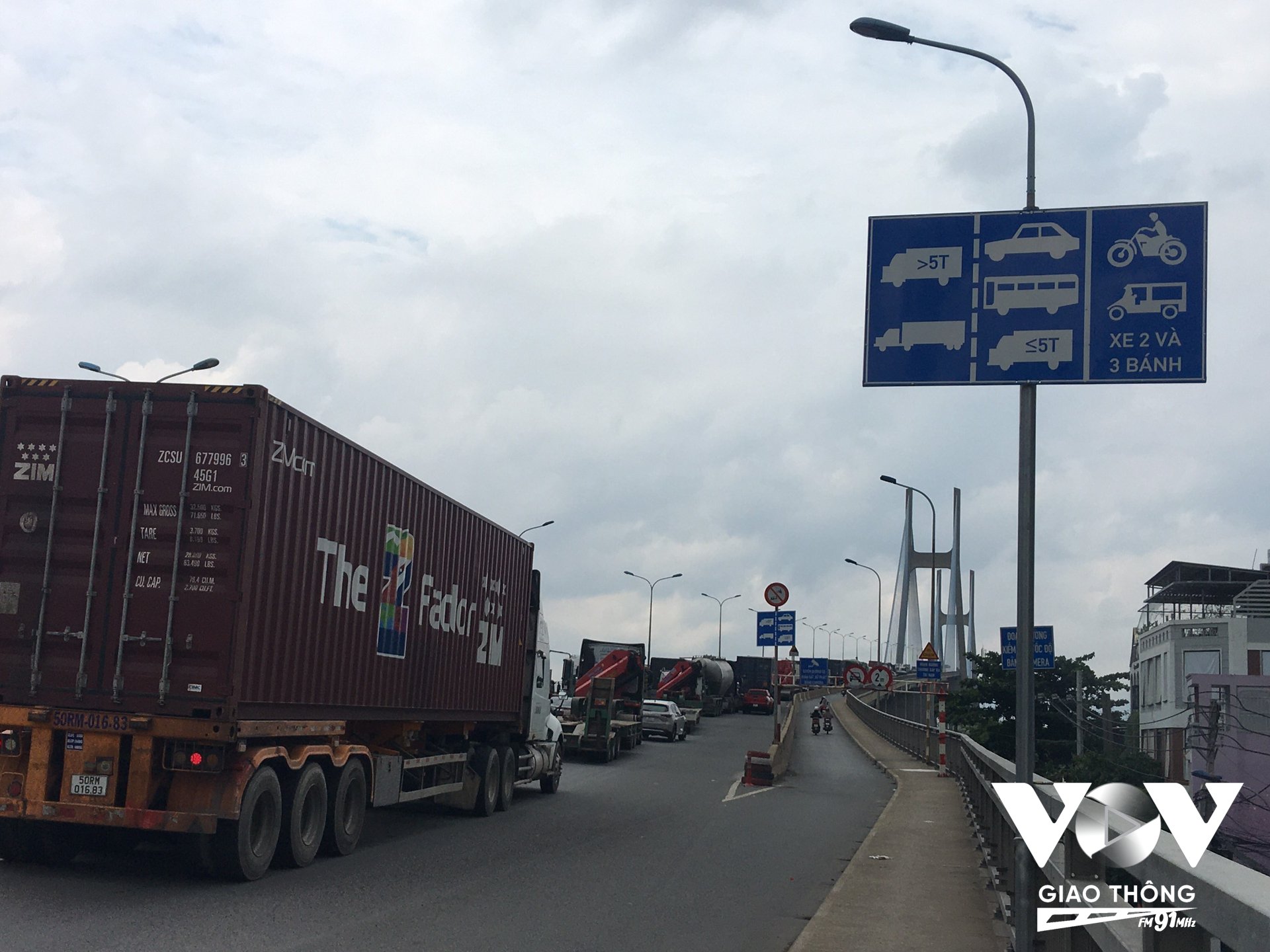 Nhiều xe container, xe tải không chấp hành di chuyển theo biển phân làn mới
