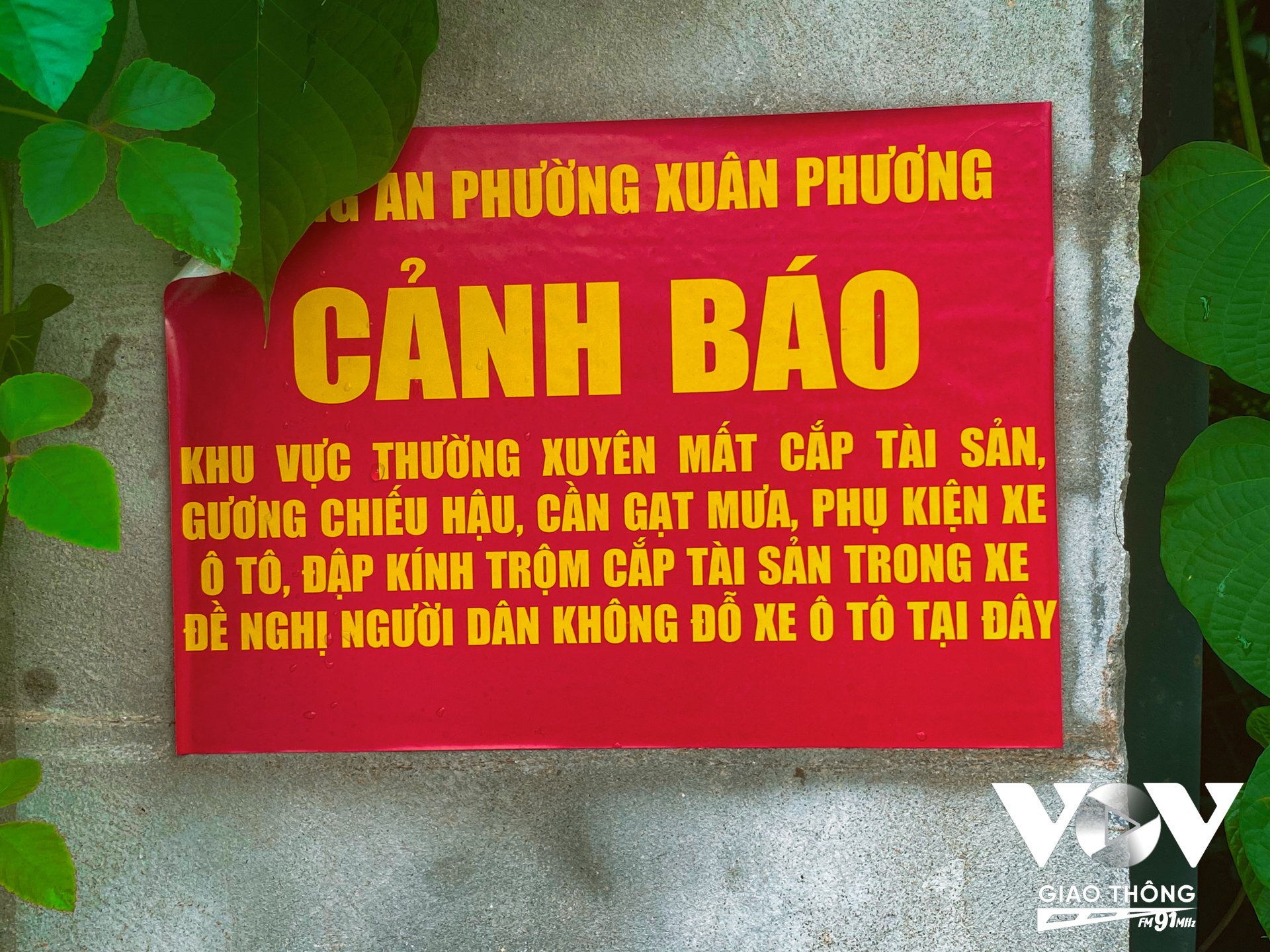 Tình trạng bỏ hoang kéo dài khiến chợ Xuân Phương trở thành tụ điểm trộm cắp. Hành vi trộm cắp tại đây diễn ra nghiêm trọng đến mức lực lượng chức năng đã phải treo biển để cảnh báo những người hay đỗ xe xung quanh khu vực chợ.