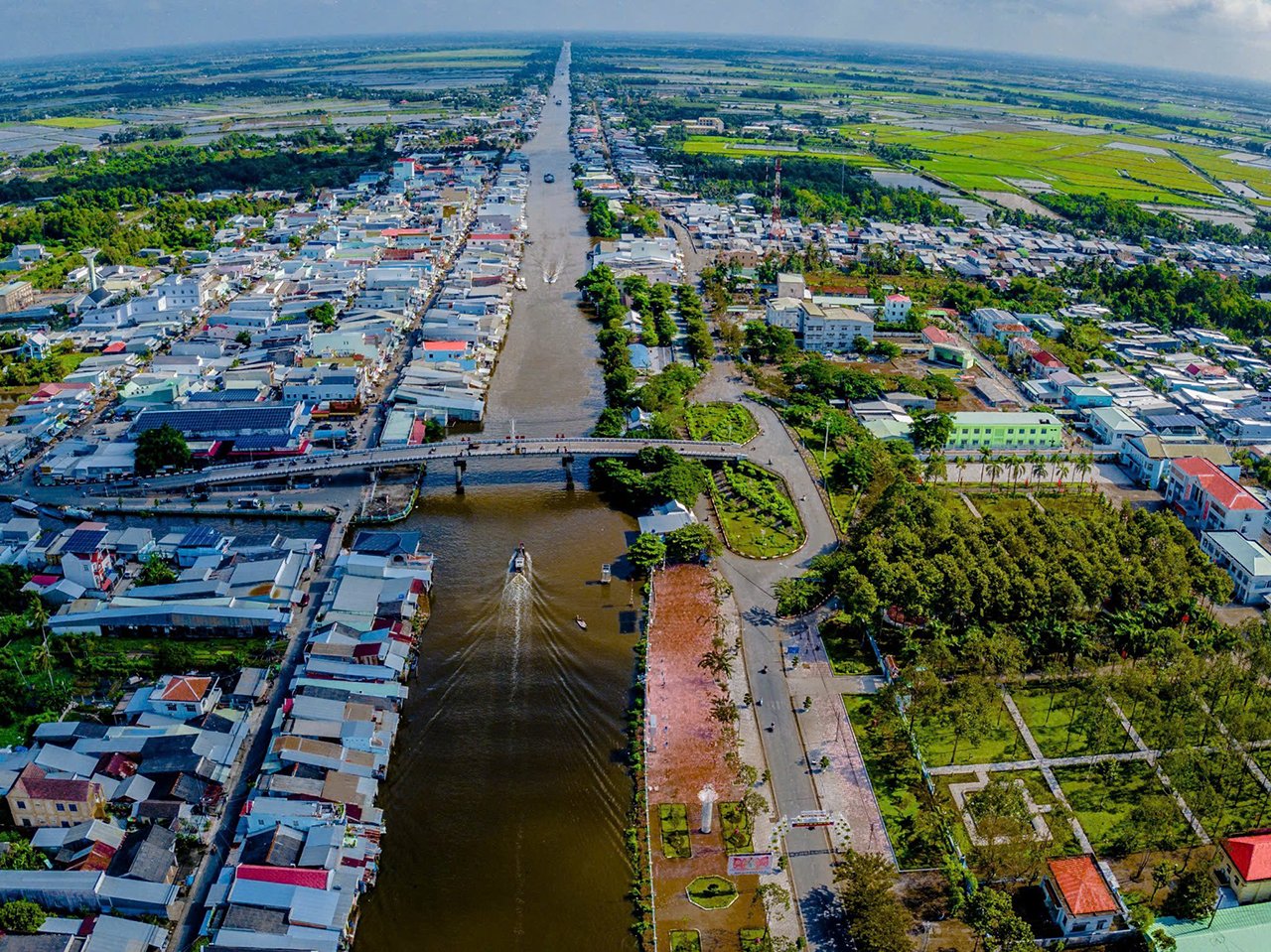 Kinh xáng Chắc Băng dài 40 cây số, nối ngã ba Sông Trẹm tại huyện Thới Bình (Cà Mau) đến ngã ba sông Cái Lớn ở huyện Vĩnh Thuận (Kiên Giang).