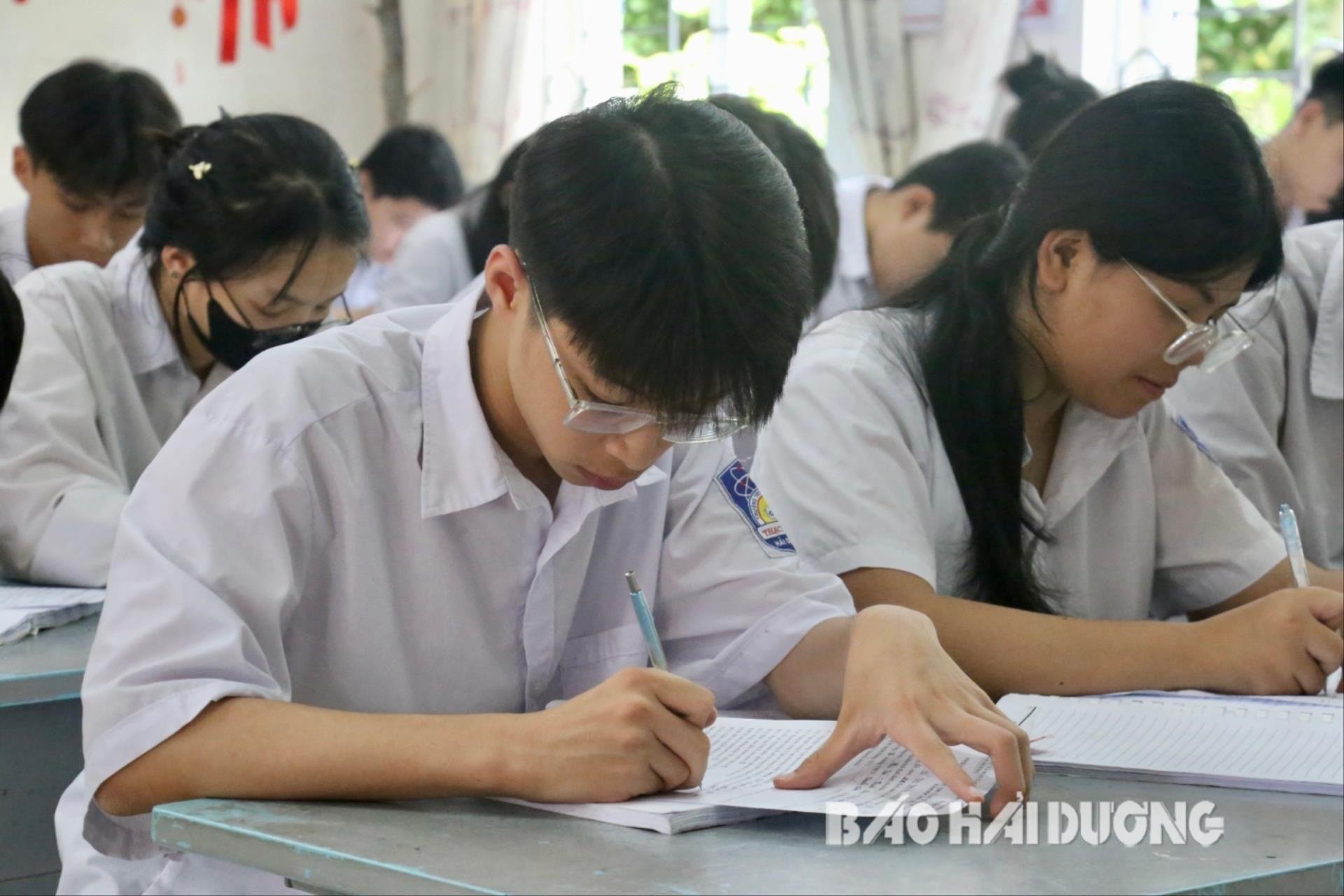 Học sinh lớp 9 ở TP Hải Dương đăng ký dự thi vào lớp 10 THPT năm học 2025 - 2026 (Ảnh: Báo Hải Dương)