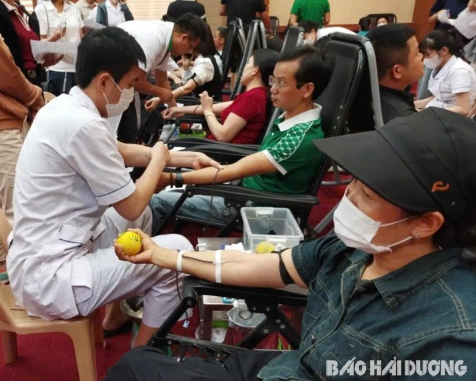 Ngày hội thu hút gần 400 cán bộ, viên chức, người lao động (chủ yếu thuộc ngành giáo dục) và nhân dân huyện Kim Thành tham gia hiến máu (Ảnh: Báo Hải Dương)