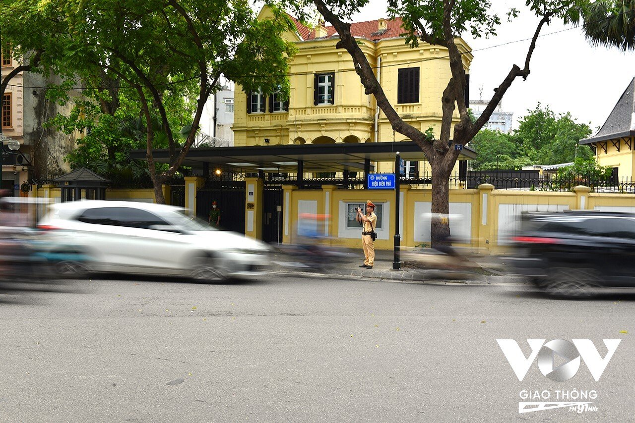 Sáng 26/5, Phòng CSGT Hà Nội bắt đầu triển khai đồng loạt hơn 20 điểm ghi hình phạt nguội nhằm xử lý người điều khiển ô tô, xe máy cố tình vi phạm.