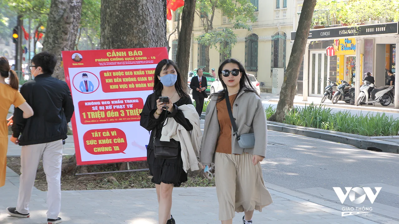 Người dân cần đeo khẩu trang trên phương tiện công cộng, hạn chế đến nơi đông người (Ảnh minh họa)