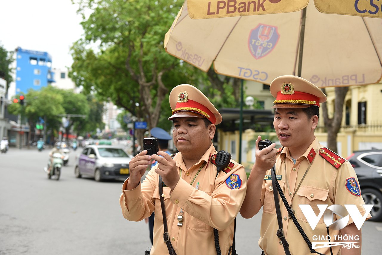 Ghi nhận tại nút giao Trần Phú – Điện Biên Phủ (Hà Nội), tổ công tác Đội CSGT đường bộ số 2 (Phòng CSGT, Công an TP. Hà Nội) triển khai sử dụng camera nghiệp vụ công khai ghi hình các hành vi vi phạm. Cán bộ CSGT với máy ảnh được trang cấp sẽ ghi hình tại vị trí chốt trực. Sau khi phát hiện vi phạm, sẽ thông báo cho cán bộ khác trong tổ tiến hành dừng phương tiện để xử lý. Trường hợp không dừng được phương tiện thì chuyển dữ liệu hình ảnh về tổ xử lý 'phạt nguội' theo quy định.