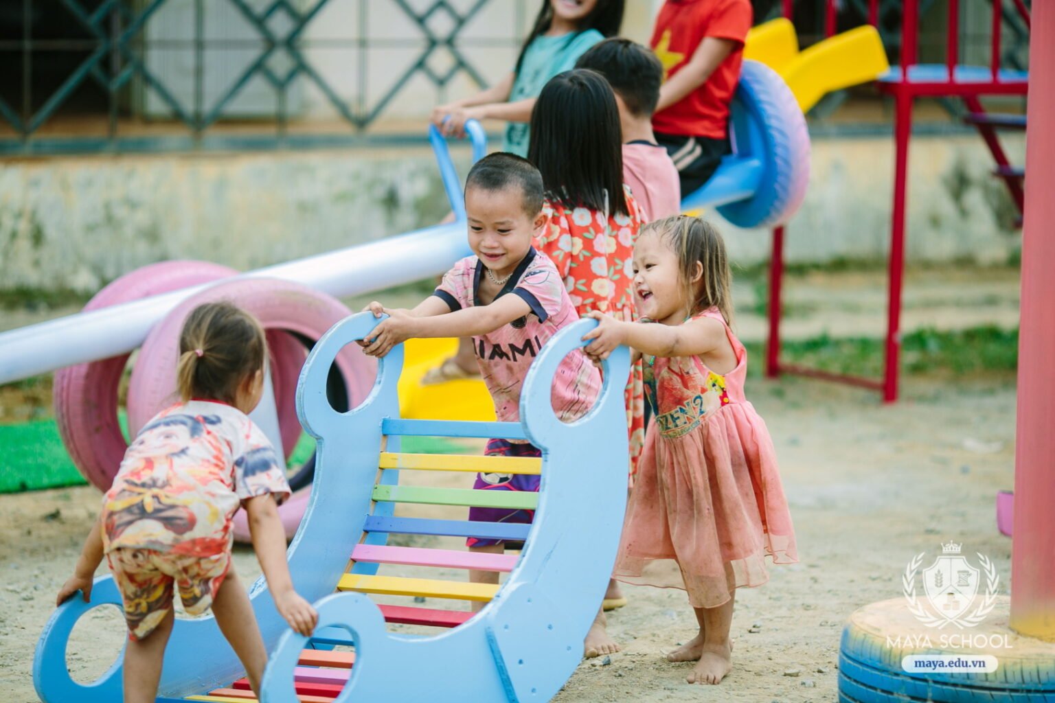 Trong tiếng reo vui của trẻ em thôn bản, những học sinh thành phố có thêm bài học về kỹ năng, tình yêu thiên nhiên và trách nhiệm cộng đồng