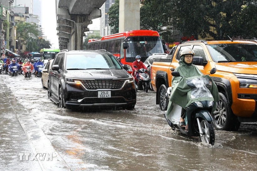 Mưa lớn vào giờ tan tầm gây ngập úng cục bộ tại một số tuyến phố tại Hà Nội, chiều 21/5/2025. Ảnh: Lê Đông/TTXVN