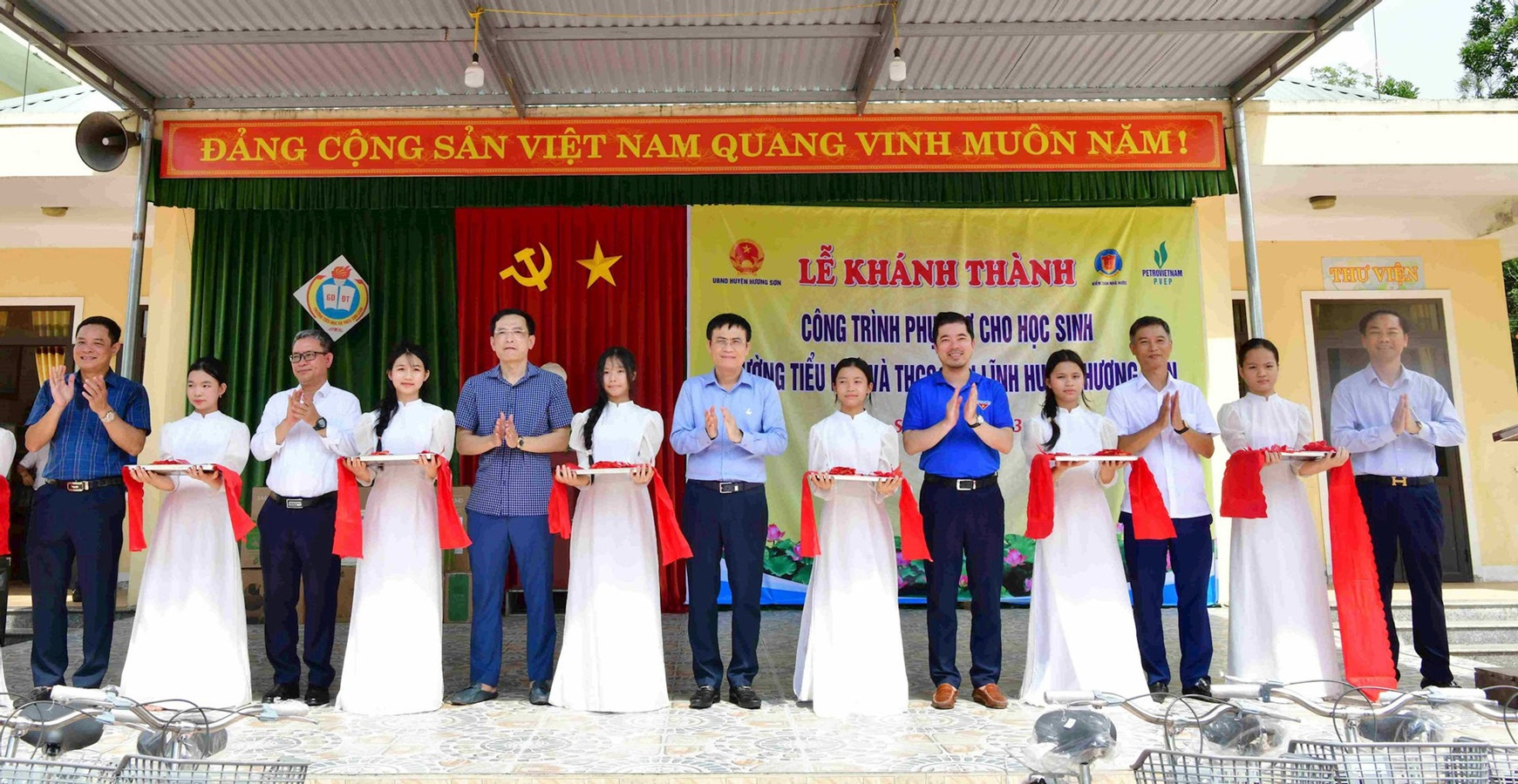 Các đại biểu cắt băng khánh thành “Cụm công trình phụ trợ học sinh Trường Tiểu học và Trung học cơ sở Sơn Lĩnh, huyện Hương Sơn”.