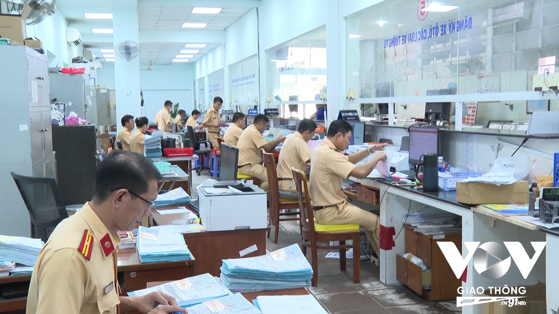 Cán bộ Đội Đăng ký, Quản lý phương tiện giao thông cơ giới đường bộ – Phòng Cảnh sát giao thông (PC08), Công an TP.HCM đang giải quyết thủ tục đăng ký xe cho người dân