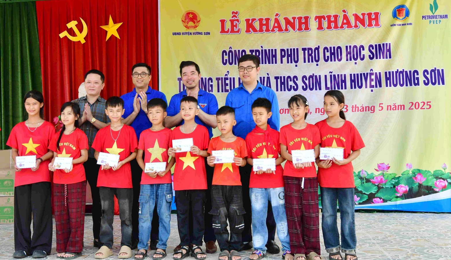 Đại diện Đoàn Thanh niên KTNN trao quà cho học sinh có hoàn cảnh khó khăn