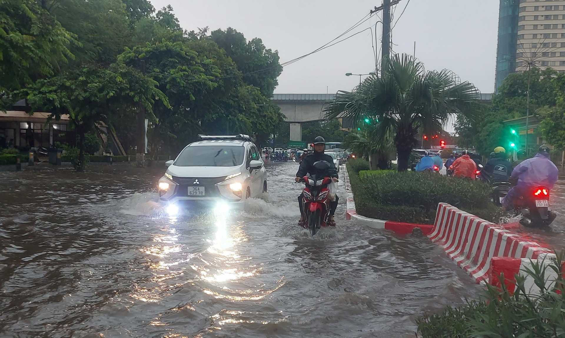 Mưa ngập trên nhiều tuyền phố Thủ đô chiều 21/5. Ảnh: Bảo Châu/Hanoimoi