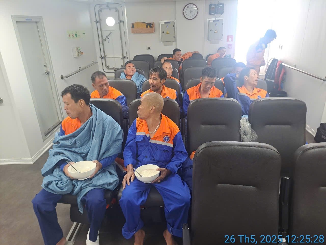 Các thuyền viên được cứu lên tàu SAR 631