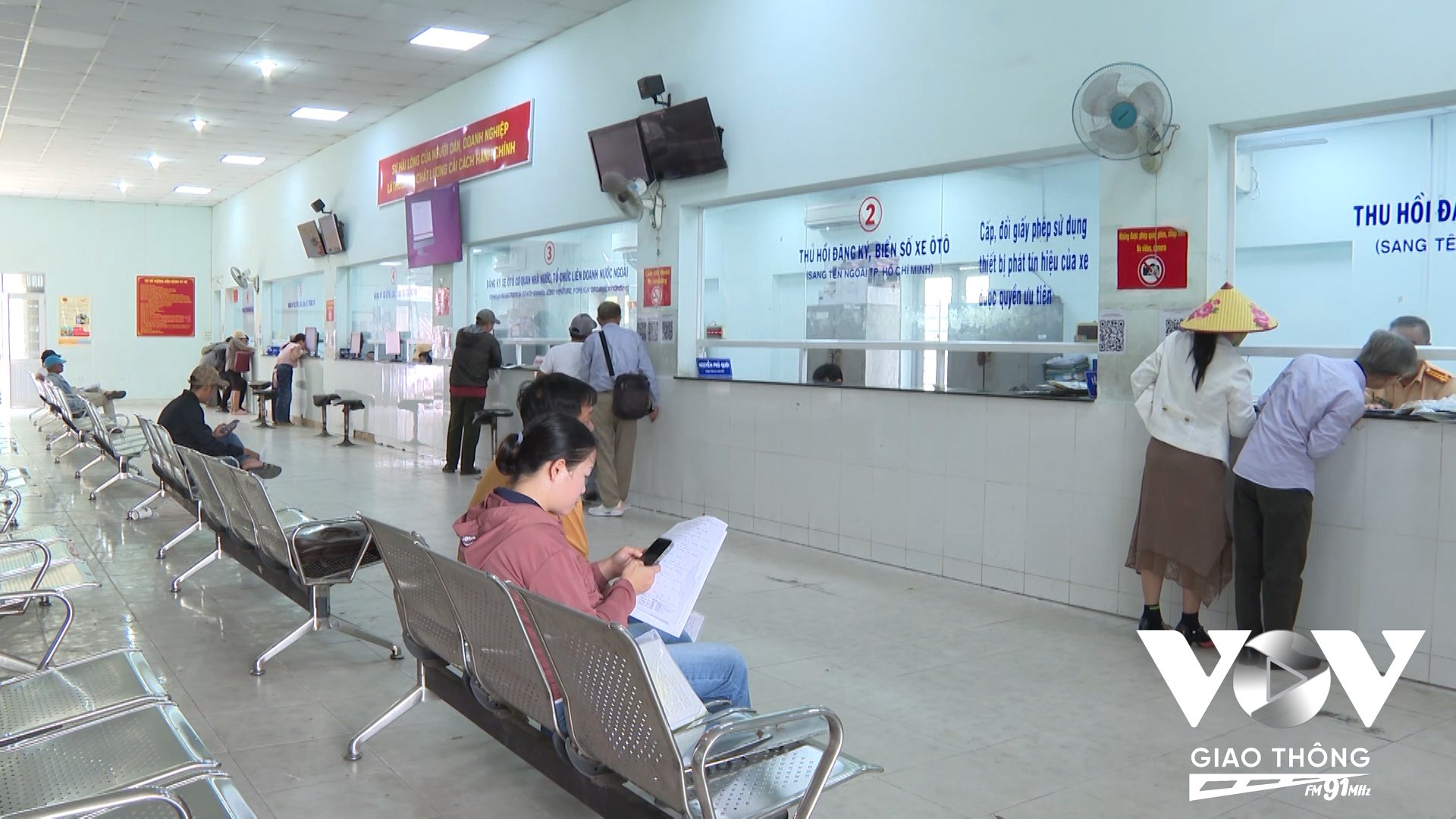 Người dân đến làm thủ tục đăng ký sang tên hoặc cấp, đổi biển số xe trực tiếp ngày càng giảm, sau khi cơ quan chức năng triển khai thực hiện qua Cổng dịch vụ công