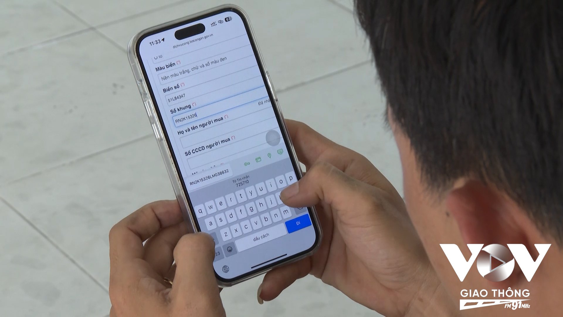 Người dân thực hiện mua bán, chuyển quyền sở hữu, sang tên xe trên ứng dụng VNeID mức độ 2