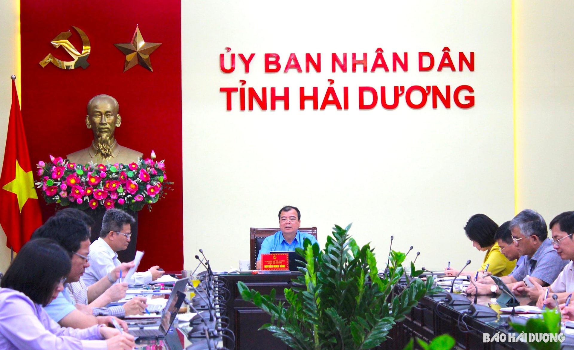 Đồng chí Nguyễn Minh Hùng, Tỉnh uỷ viên, Phó Chủ tịch UBND tỉnh Hải Dương yêu cầu Sở Nội vụ phối hợp hoàn thiện dự thảo phương án, đề án sắp xếp tổng thể các sở, ngành của tỉnh trước ngày 31/5 để báo cáo lãnh đạo UBND tỉnh (Ảnh: Báo Hải Dương)