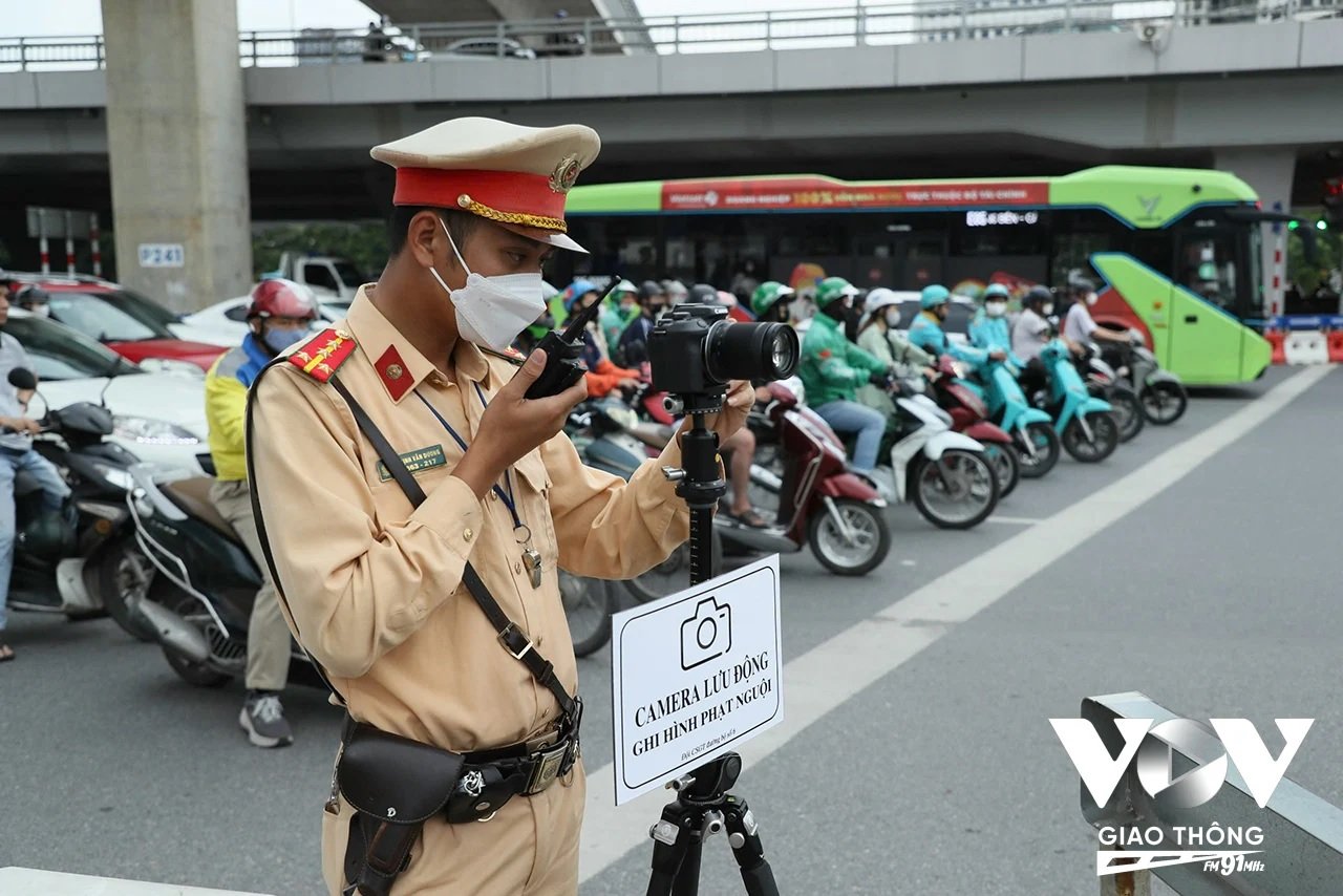 Sáng 26/5, Phòng CSGT Hà Nội bắt đầu triển khai đồng loạt hơn 20 điểm ghi hình phạt nguội nhằm xử lý người điều khiển ô tô, xe máy cố tình vi phạm.