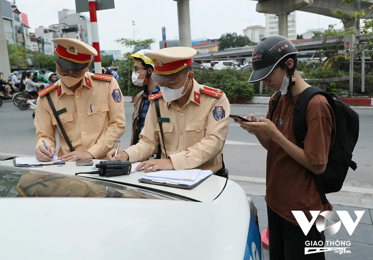 Theo Phòng CSGT Hà Nội, lực lượng chức năng sẽ tập trung xử lý các hành vi như: không chấp hành hiệu lệnh đèn tín hiệu giao thông; đi không đúng phần đường, làn đường quy định; đi vào đường cấm, đường ngược chiều; điều khiển xe đi trên vỉa hè; không chấp hành hiệu lệnh, chỉ dẫn của biển báo hiệu, vạch kẻ đường…