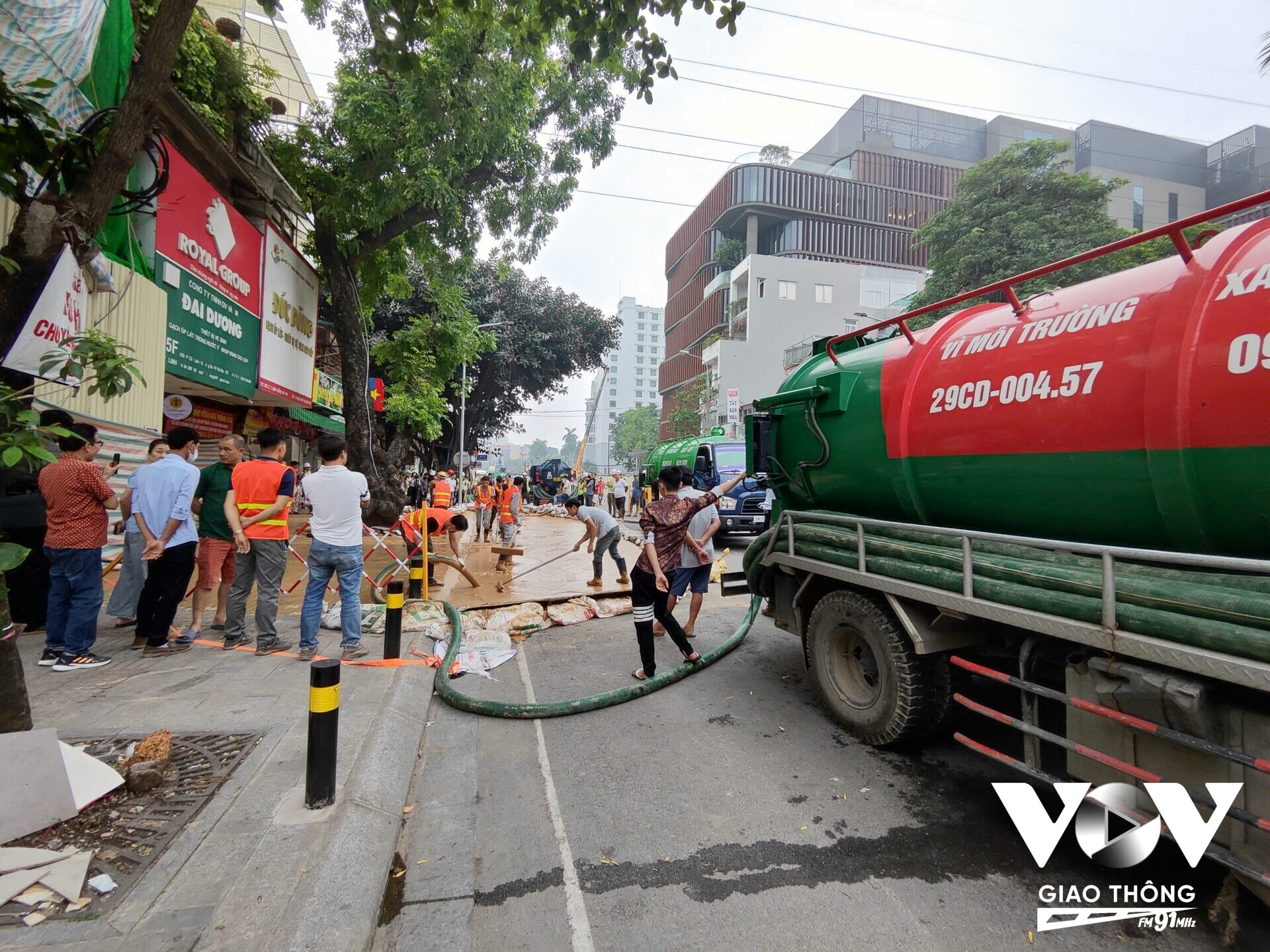 Cơ quan chức năng dùng xe hút dọn dẹp chất phụ gia bị phun trào lên mặt đất