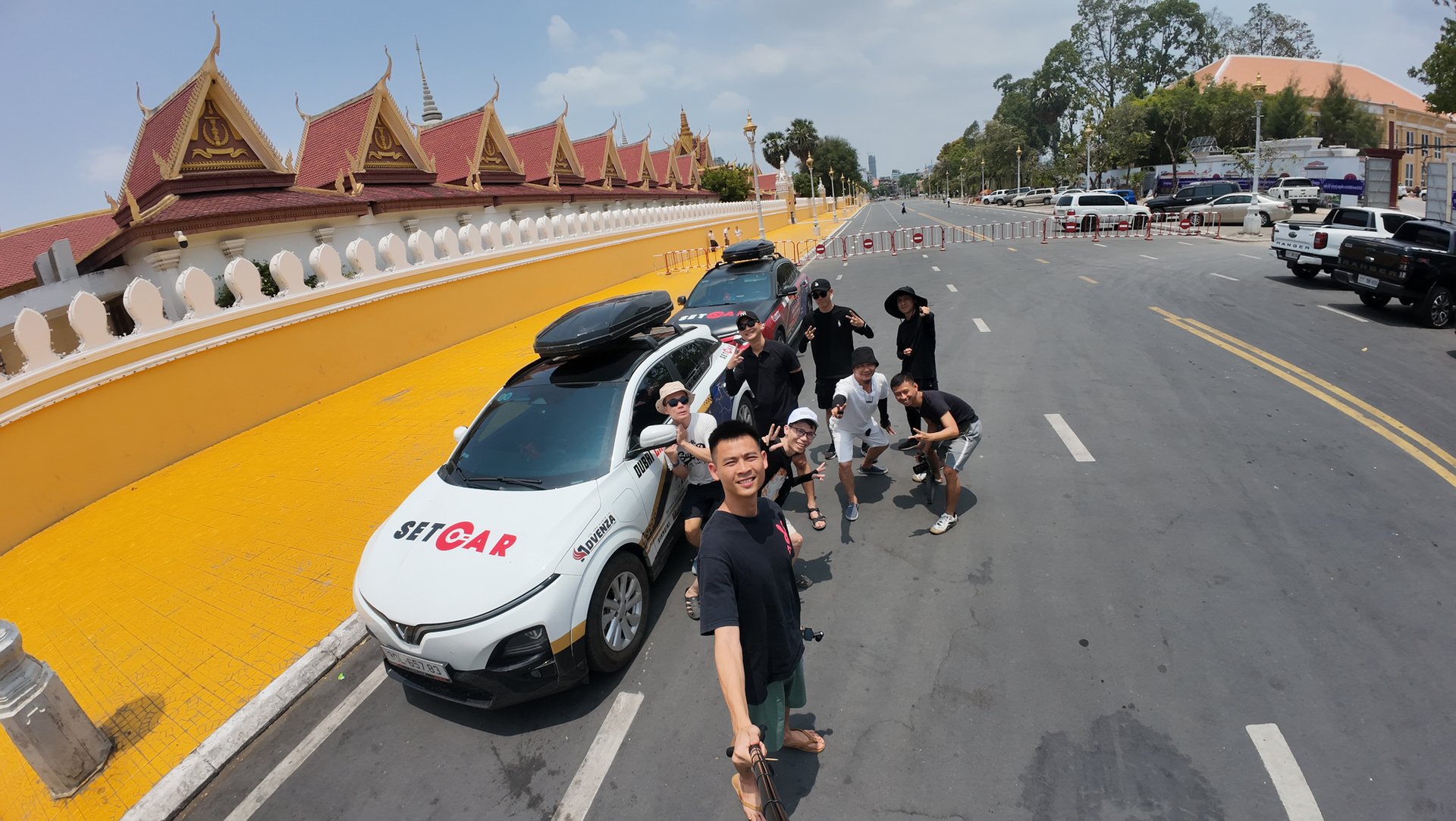 Anh Phùng Thế Trọng – Chủ xe VinFast VF6, đồng thời cũng là trưởng nhóm thực hiện hành trình cho biết, để chuẩn bị cho chuyến đi này, việc đầu tiên cần chuẩn bị sức khỏe, trang bị kỹ năng lái xe cho bản thân, chuẩn bị đầy đủ giấy tờ, cùng với đó tìm hiểu rõ luật pháp, kiến thức văn hóa về những đất nước mình đi qua.